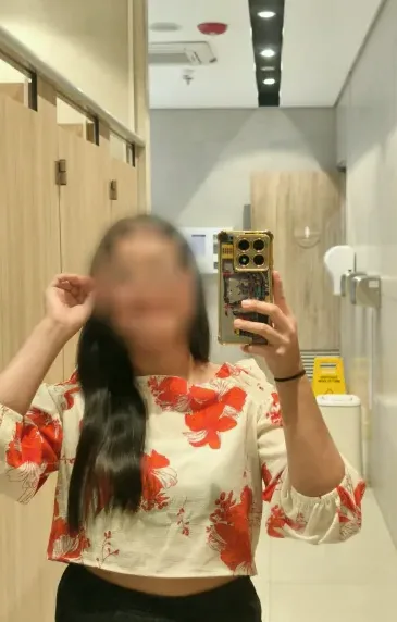 Amira, 31