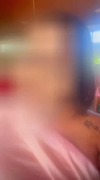 Karoline, 33